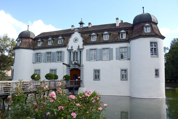 Das Schloss Bottmingen im Frühling
